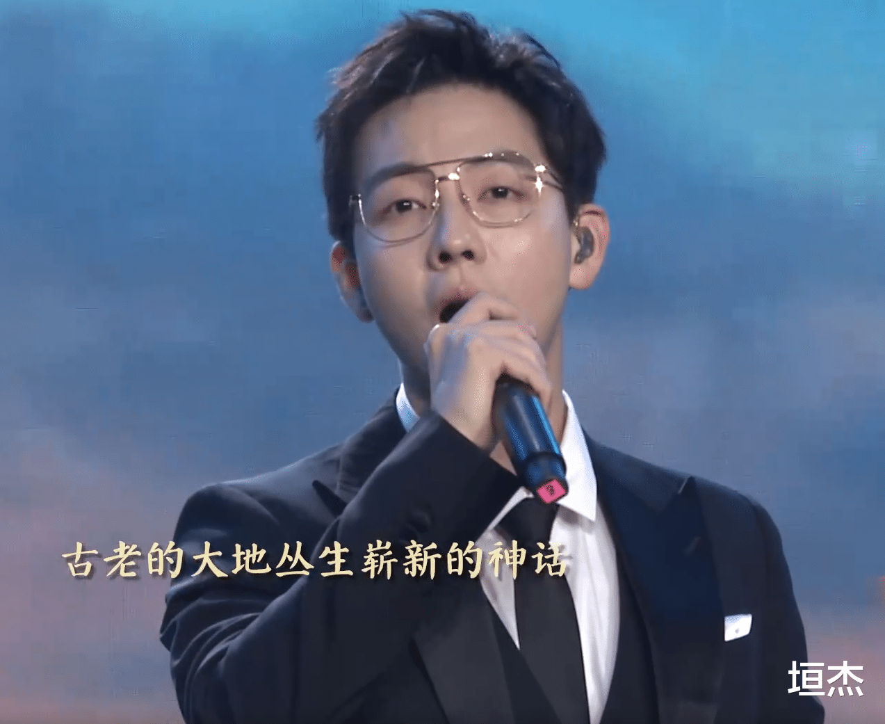 李一桐 视协文艺晚会！蓝盈莹短发惊艳，唐艺昕李一桐同框，陈妍希表情多