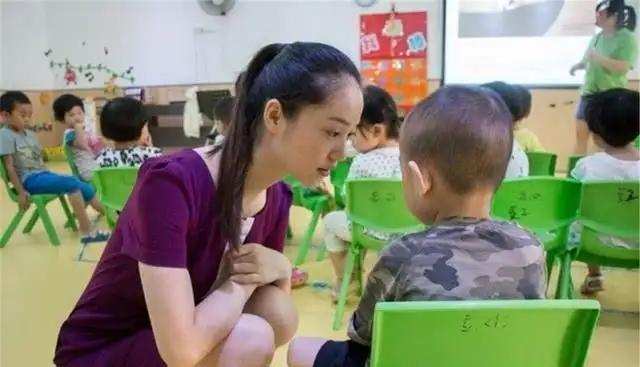 小题大做还是另有隐情?老师给学生换裤子发现一物,隔日申请辞职