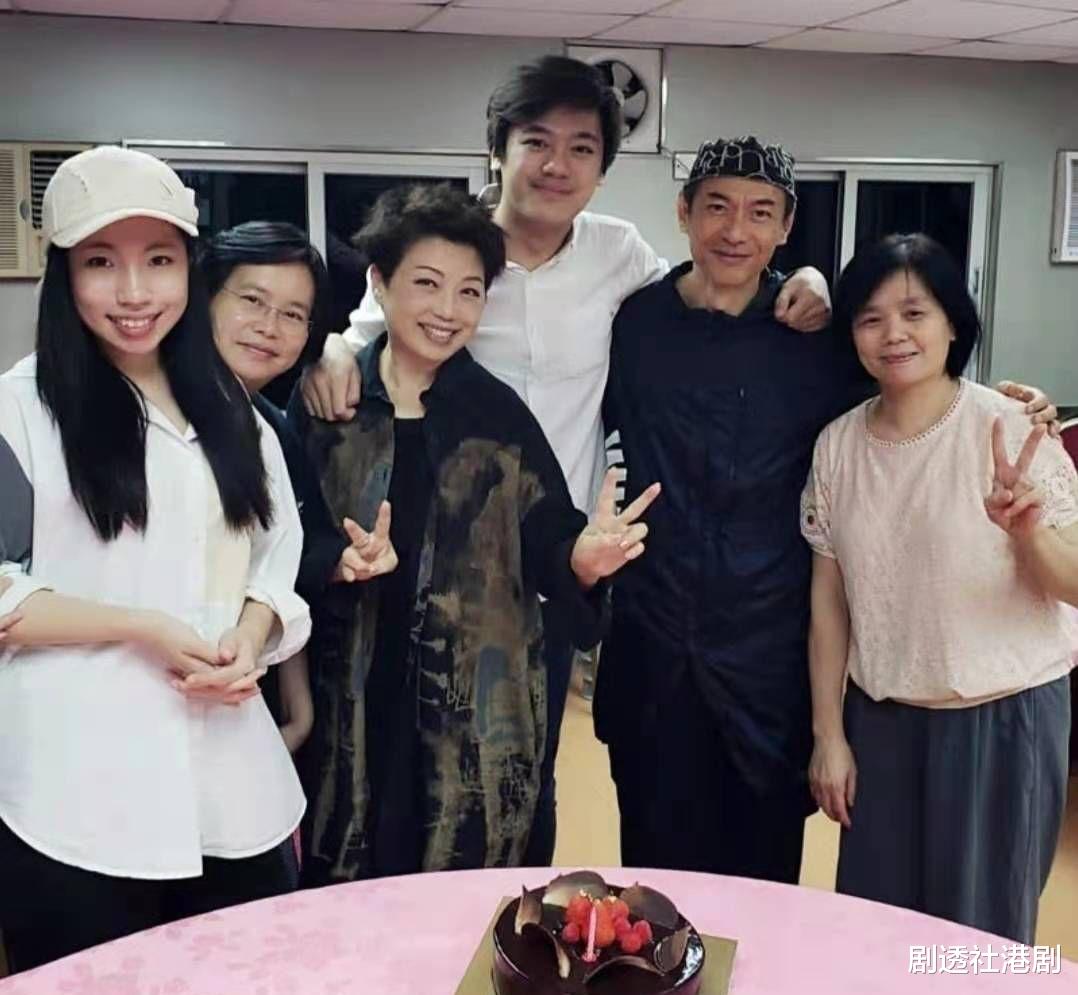 |靠自己圆歌手梦！知名港星女儿自资出歌，用打工的钱开拓音乐事业