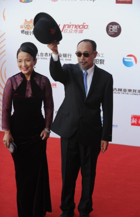 吕丽萍|吕丽萍夫妇引领老年时尚，她穿旗袍尽显优雅韵味，孙海英西装绅士又帅气