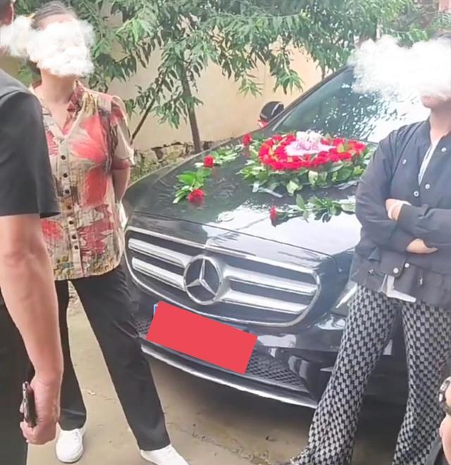 新娘结婚,半路被小姨拦婚车要6600牵线钱,钱给了,亲情却没了……