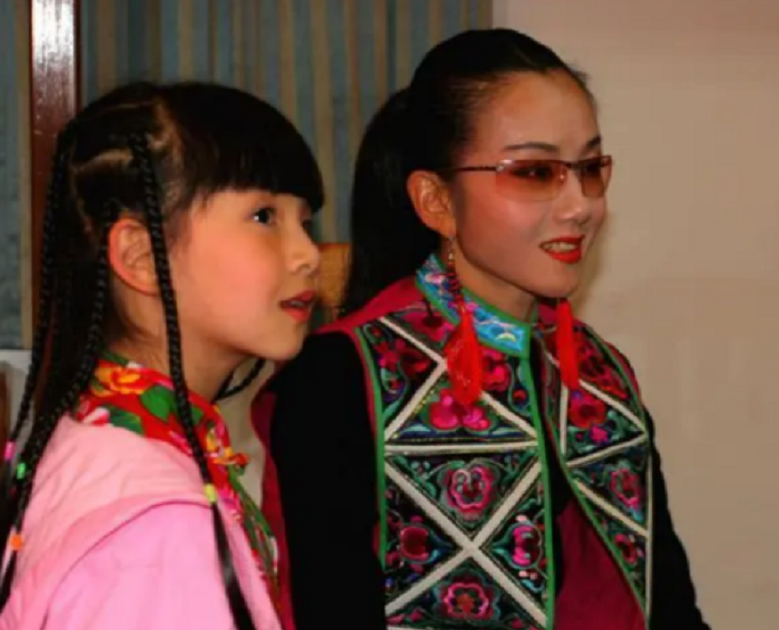 小彩旗|小彩旗国外生活惹担忧，舌头涂蓝脸色蜡黄，她的选择正确吗！