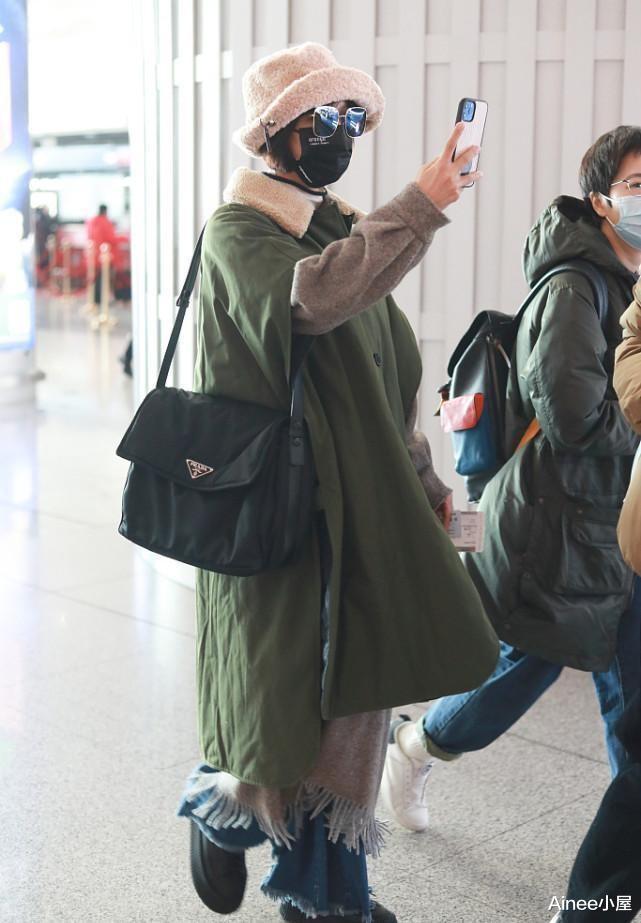 王珞丹|王珞丹穿“军大衣”出门，毛毛领看着挺有个性，配羊羔毛帽真别致