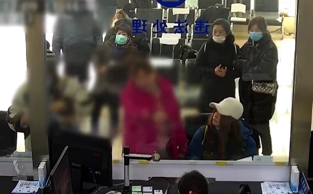 奇葩女子大闹交管所,指着工作人员大骂:我家二环8套房,比你牛