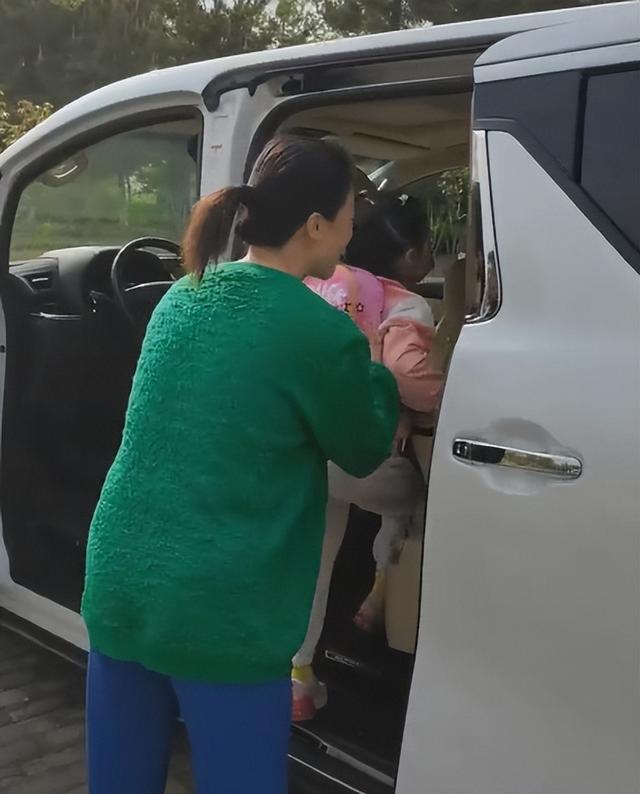 王楠豪宅曝光，装修富丽堂皇不输五星级，连代步工具都是劳斯莱斯