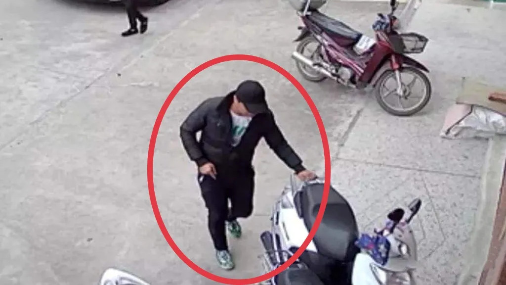 湖南长沙，男子将摩托车停在楼下，上楼去拿身份证，小偷趁机将摩托车骑走