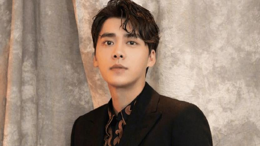 李易峰|曝李易峰酒店照，平板看片还选妃，三字脏辫男和知名篮球员被牵出