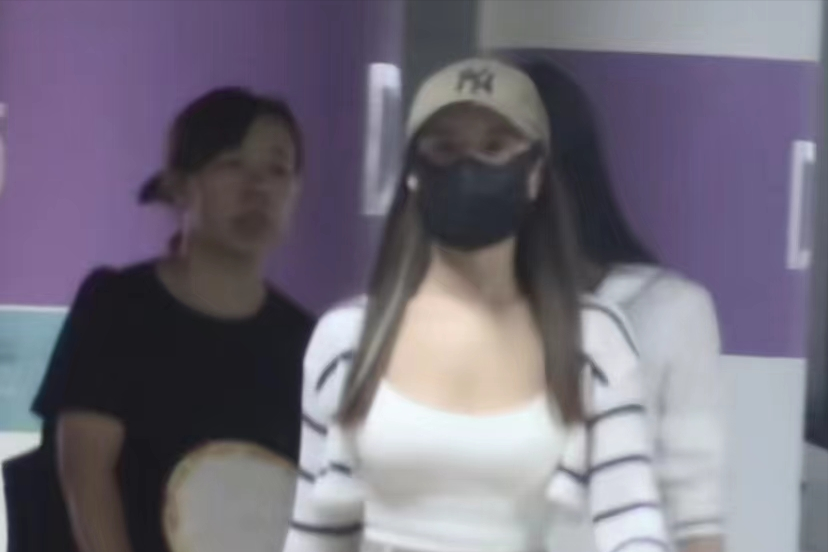 释小龙|释小龙带妻女外出，娇妻不输圈内女星，女儿娇憨可爱很温馨