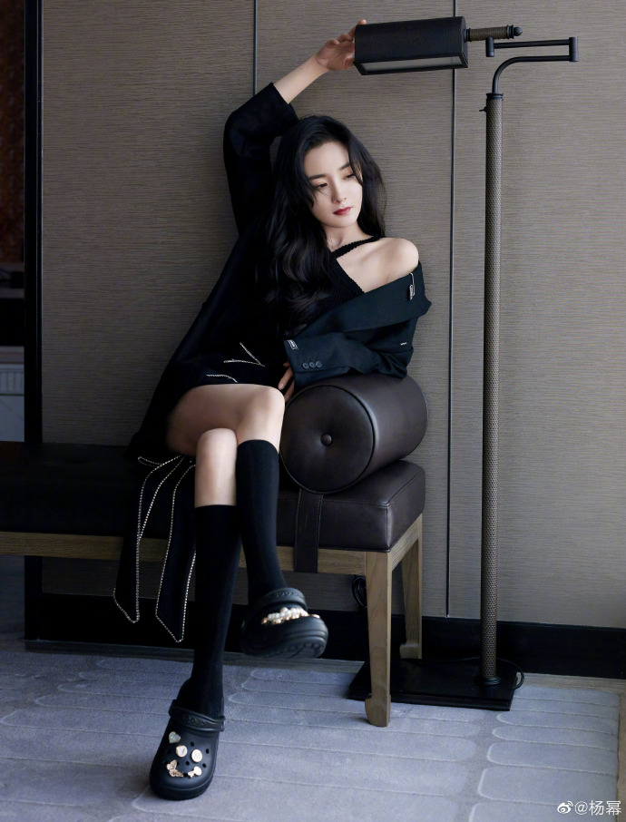 杨幂|杨幂晒射箭照，手拿弓箭姿势帅气，一条高腰紧身裤展现完美好身材