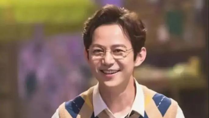 何炅|48岁何炅近照惹争议，路边买咖啡无人识，身材瘦小似女生