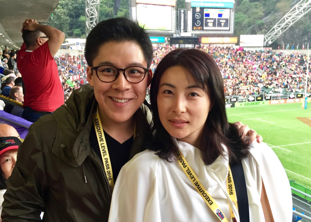 霍启刚|霍启刚带儿女参观太空馆,女儿怀抱小熊超级可爱,郭晶晶仍在隔离