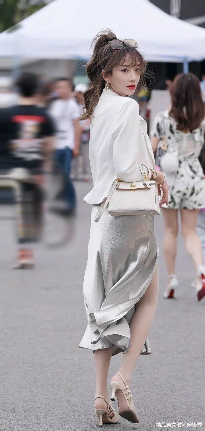 西装外套+吊带裙,既时尚又有型,扮靓的最佳季节来了