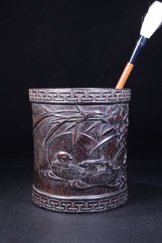 玉雕|旧藏:老沉香木雕“鸳鸯戏水”笔筒。