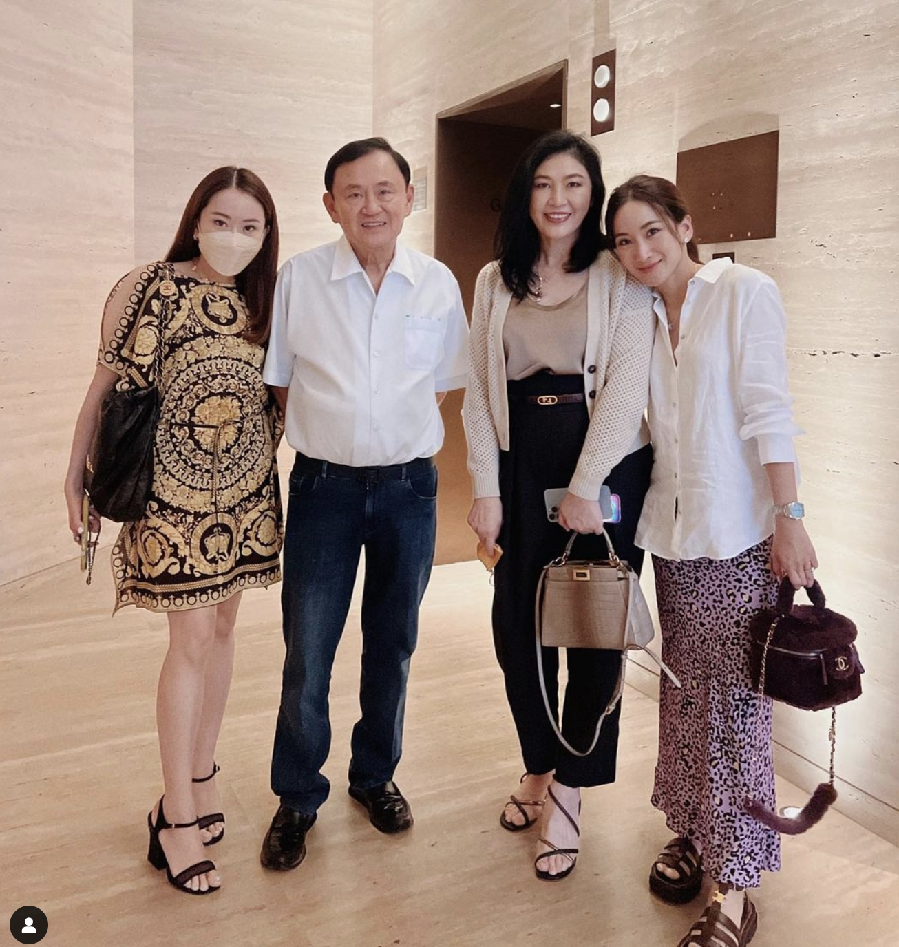 |55岁英拉和儿子罕见一起亮相!又变嫩了,儿子又高又帅还是大学霸