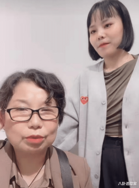 杜新枝|邋遢？杜新枝带货引人不适，蛋卷不好吃直接吐在手掌，网友：恶心