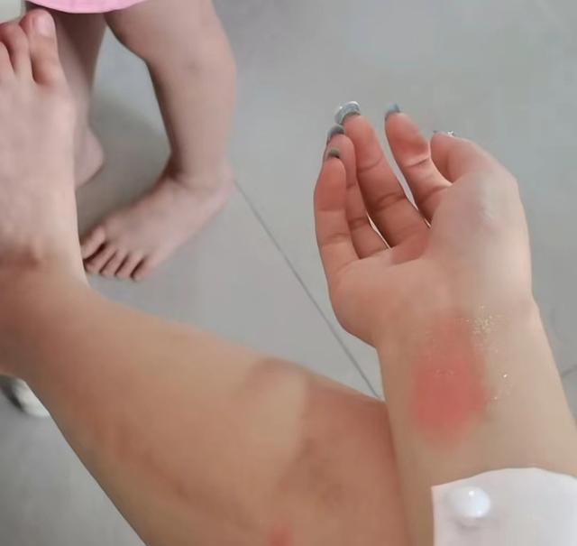 |悦悦偷用小姨化妆品，田妹生气要撵她回家！网友表示：撵回九江去