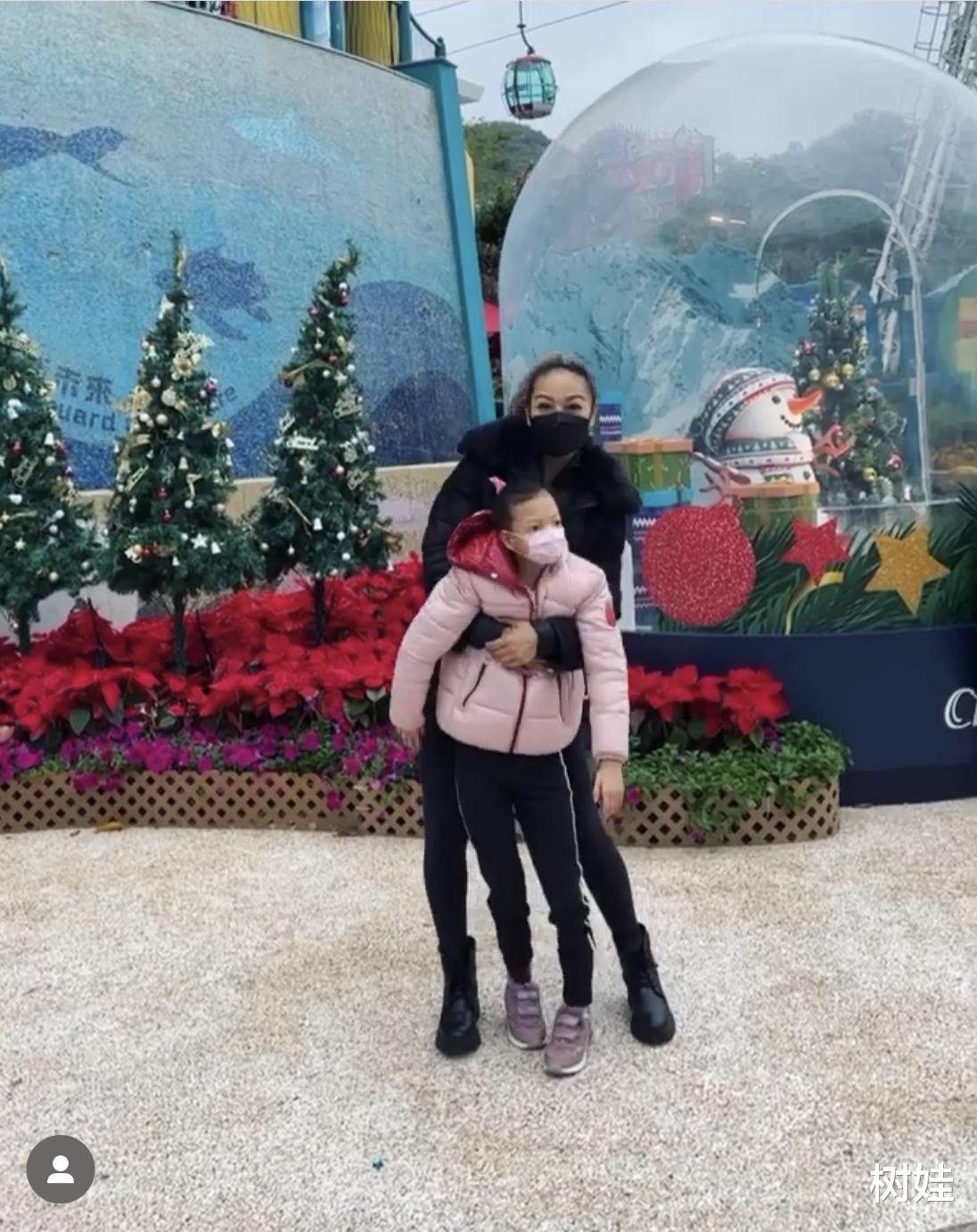 钟丽淇|钟丽淇为12岁长女庆生，透露女儿仍不会走路，站立拍照需要搀扶