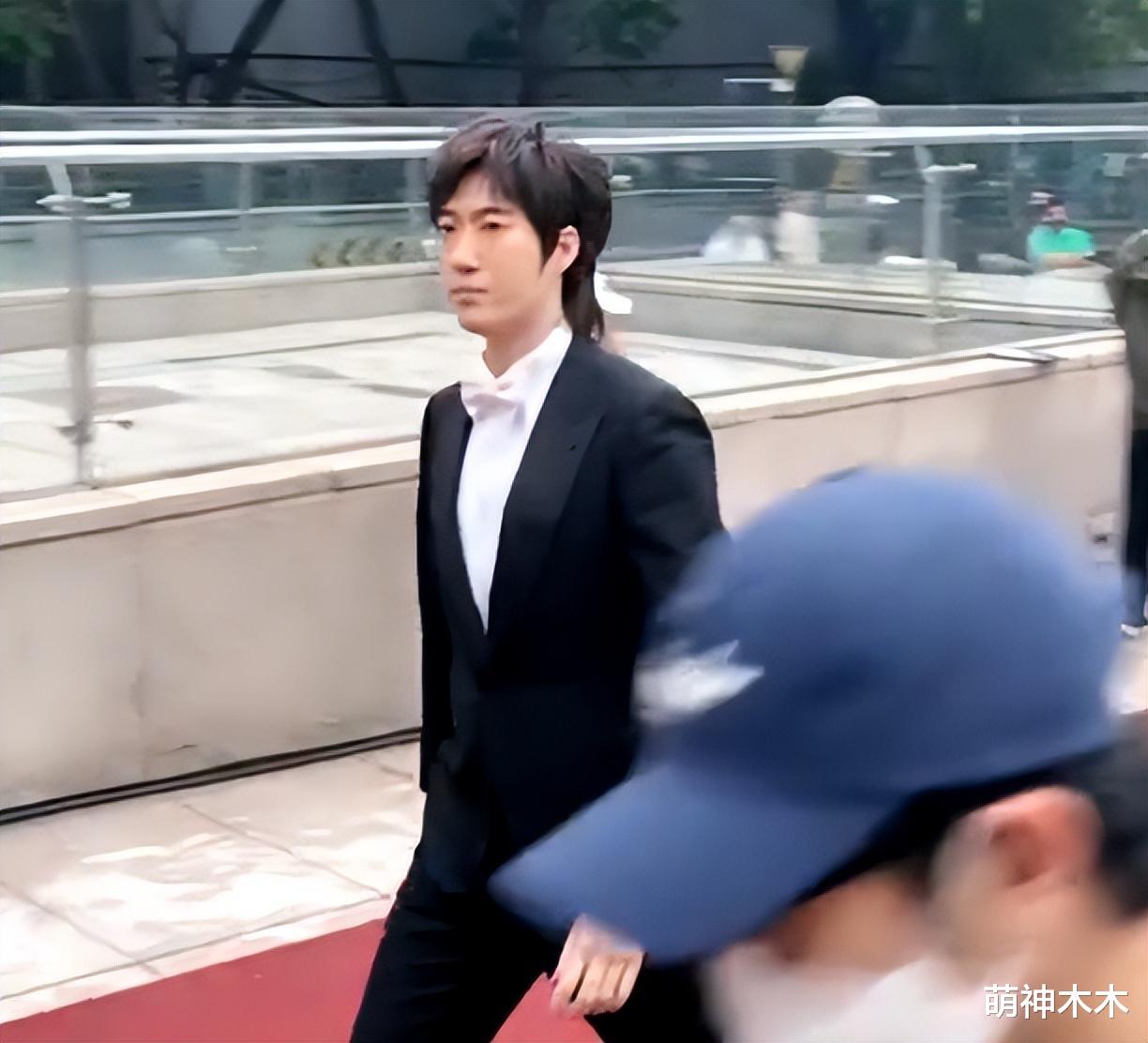 李宇春|微博电影之夜大批明星迟到,红毯被迫推迟,李宇春等人姗姗来迟