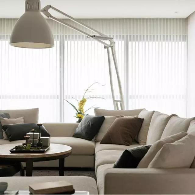 浅色还是深色窗帘更适合新房?老师傅一语道破,令我赞叹不已!