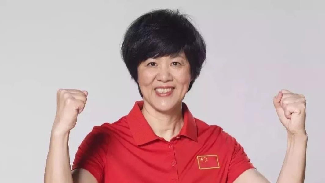 发型 六旬郎平换新发型！头发留长扎起马尾辫，意外撞脸巩俐气质都变了