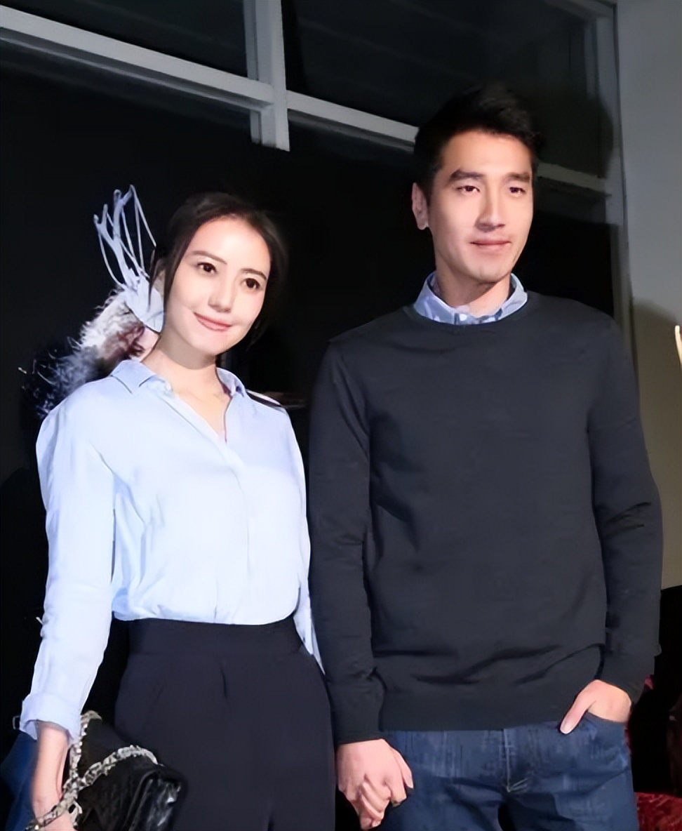 高圆圆|高圆圆亲自驾63万车出游,穿无袖紧身衣身材丰腴,淡妆出镜显知性