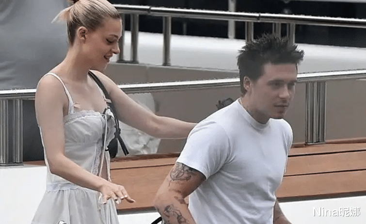 贝克汉姆儿媳逛街，穿吊带配10cm高跟打扮清凉，儿子穿衣邋遢好油腻