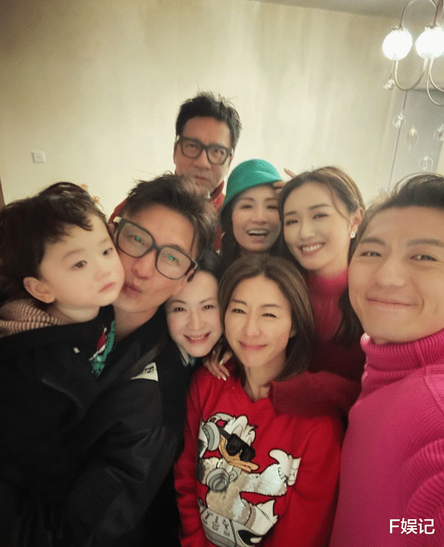 胡定欣|陈山聪袁伟豪胡定欣等相聚喝酒聊天 几人友情深厚每年都相聚数次