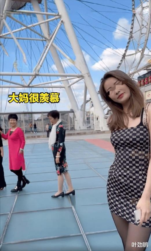 广州一女孩穿短裙丝袜拍照引人关注,旁边大妈羡慕不已:好漂亮