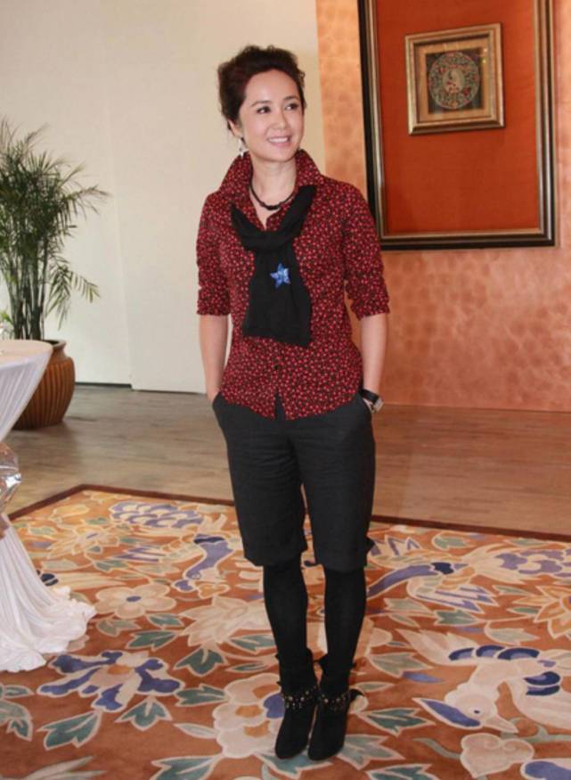 蒋雯丽|蒋雯丽一家三口出国度假，穿着普通但气质高级，儿子长得更像他爸