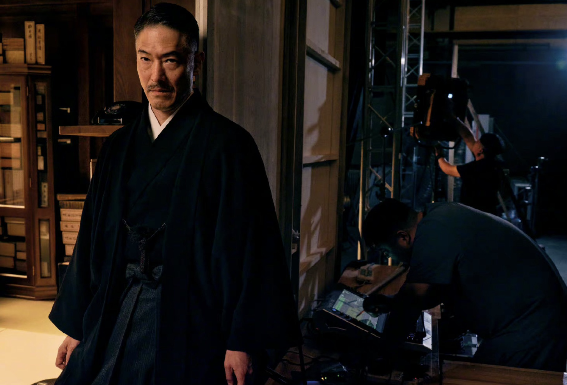 无名|《无名》曝最新剧照，梁朝伟王一博颇具神秘感，周迅穿旗袍优雅知性