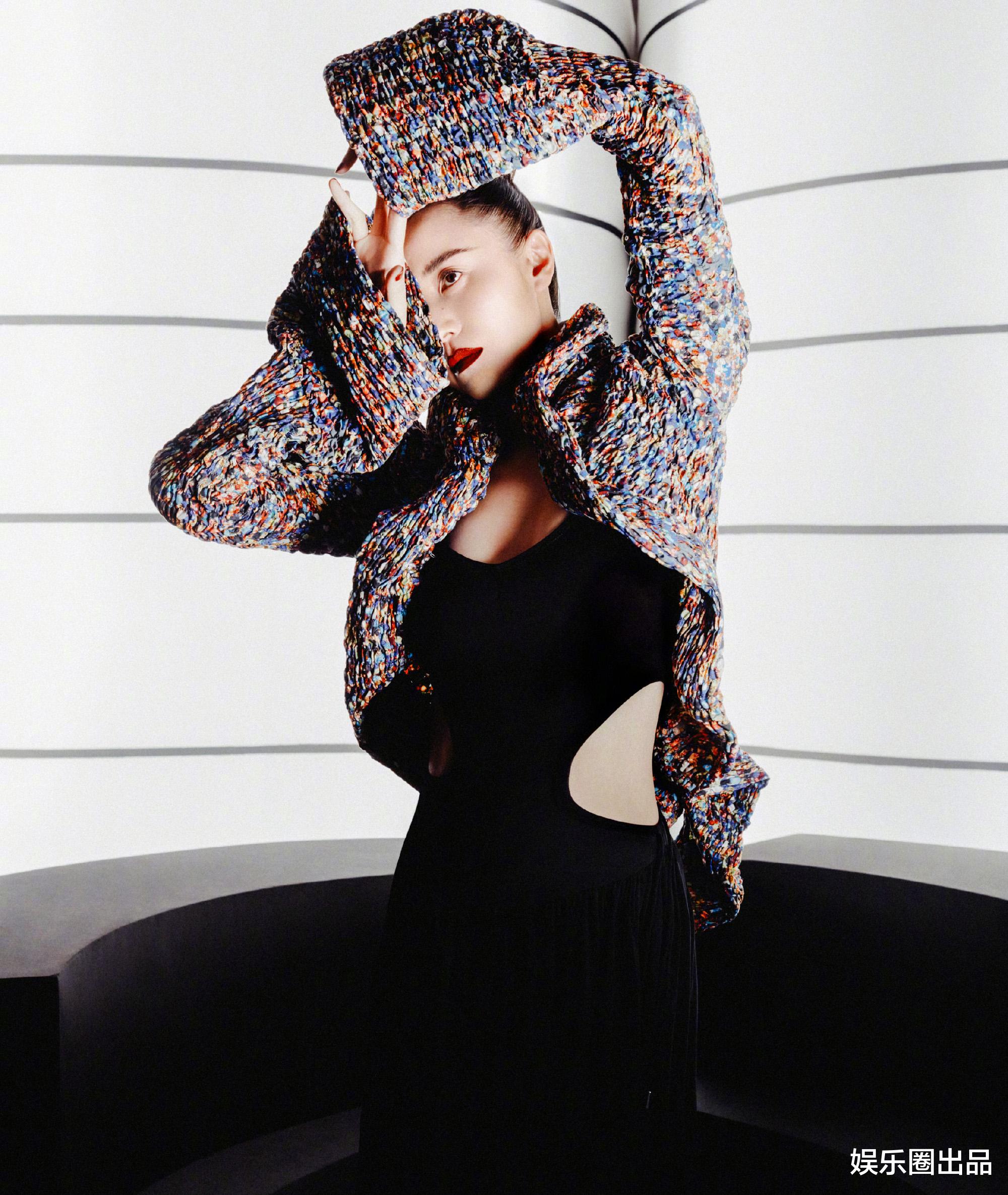 宋佳|41岁宋佳拍摄氛围感封面,视觉效果不输动作片,网友:好会摆psoe