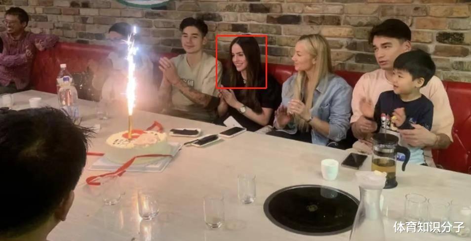 刘少昂|刘少昂签约中国名牌！兄弟二人都交白人女友，金发碧眼气质迷人