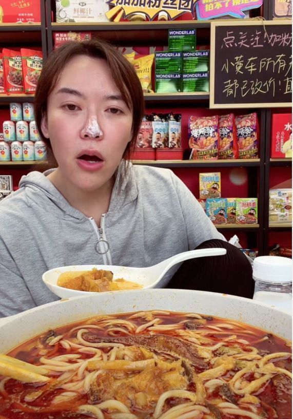 浪胃仙|网红浪胃仙被曝整容，鼻子红肿面部惊悚，下巴酷似蛇精脸