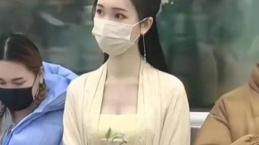 心动了！小姐姐穿汉服坐地铁，宛如仙女下凡，不是一般人能驾驭