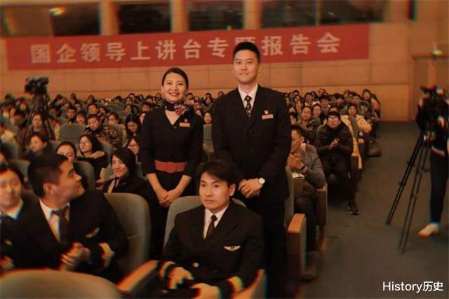 15年前,5岁男孩在万米高空与空姐合影;15年后,两人成了师徒!