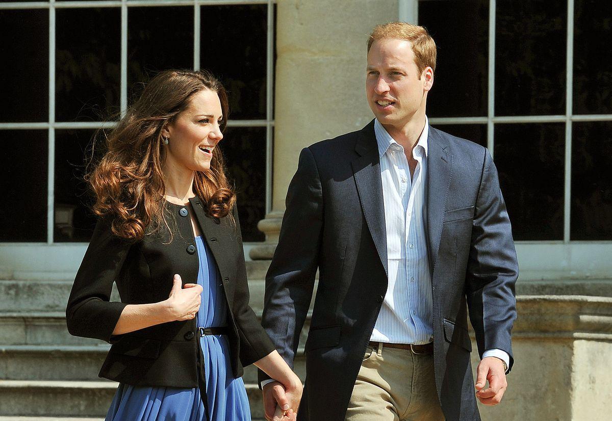 威廉王子|威廉凯特婚礼：哈里腿瘸，新娘手捧花被放在坟前，卡米拉孙女可爱