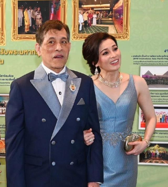 排毒 苏提达盛装去听音乐会，刘海烫个卷儿时髦又洋气，气质堪比女明星