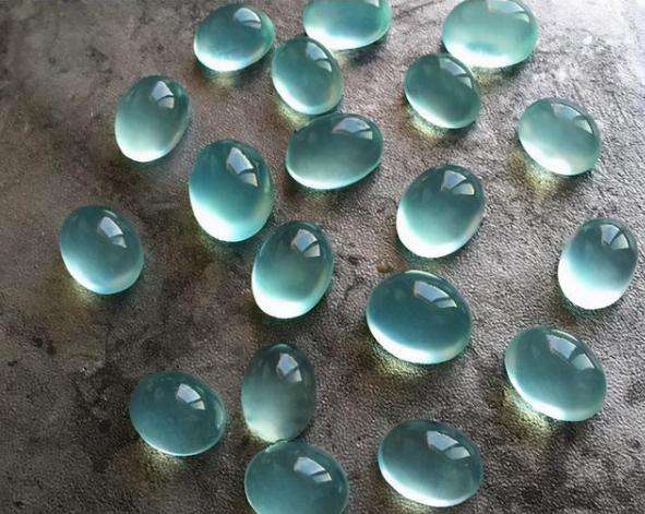 翡翠|网红天空蓝翡翠美得令人惊艳，与国产天青冻相似度达99%？