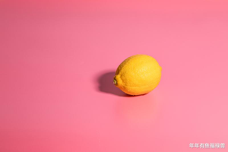 贾玲 绝对不能用在脸上的12个美妆用品