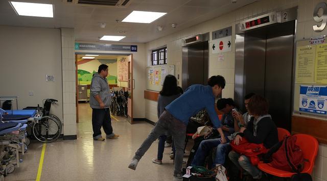 案例:情人在公园约会被发现,女子钻墙洞卡在墙中,事后酿成悲剧