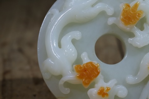 |舊藏和田玉“枣红皮 螭龙灵芝纹壁”