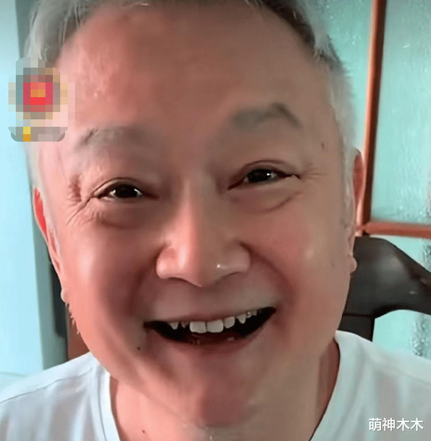 欧阳奋强|58岁贾宝玉扮演者近况曝光,做核酸吃外卖无人识,满头花白气色好