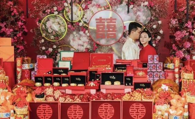 何猷君|何猷君前任二婚出嫁太风光!收千万元聘礼摆满屋,现场奢华如宫殿