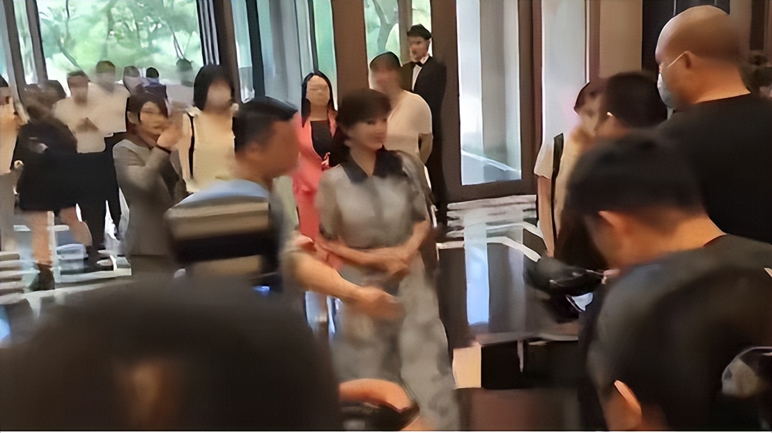 巴南|赵雅芝已定居杭州?去楼盘看房引发轰动,相中江景大平层豪掷千万