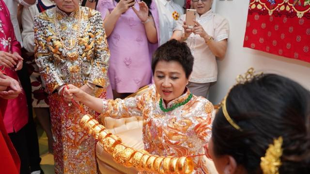 关凌|何猷君结婚3年没办酒,前任再婚却摆满金银珠宝,排场壕过何超盈