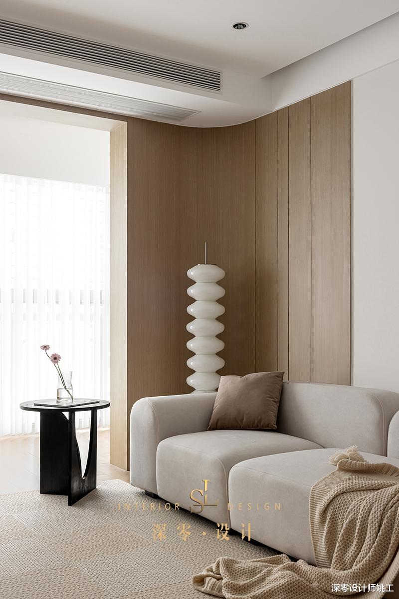 说实话,豪装不一定有她家舒适,客厅整面高柜有藏有露,收纳能力强悍