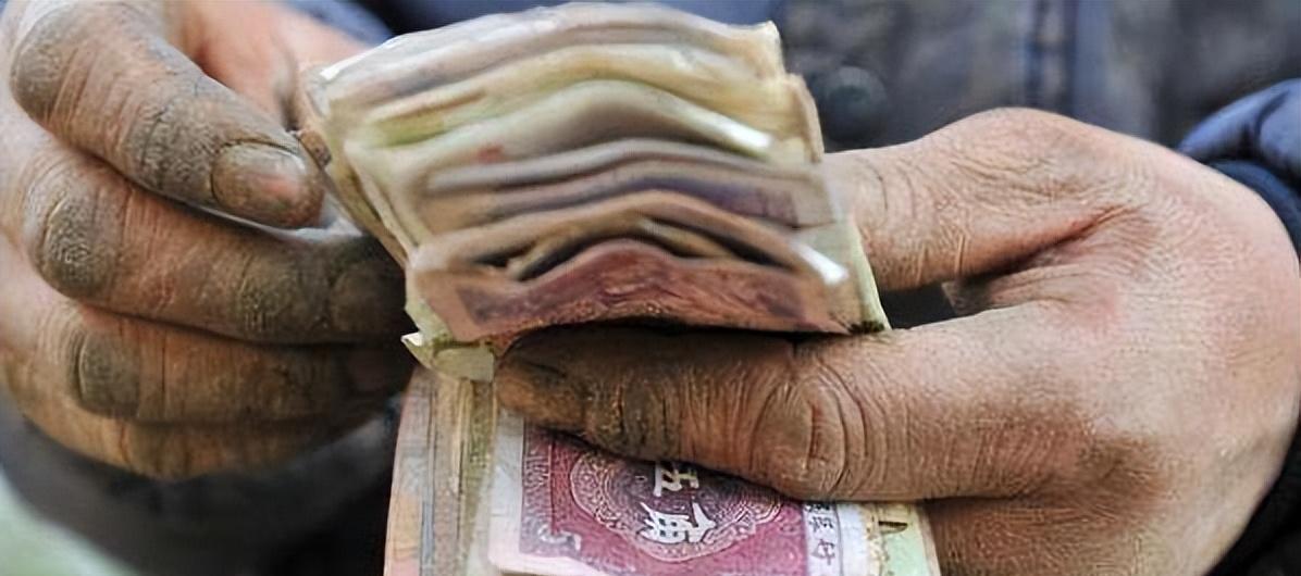 2018年江西孤寡老人病死家中,村民翻出97万现金,惊讶:哪来的钱