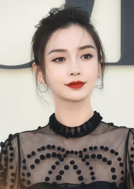 迪丽热巴|清瘦和丰满的女星对比：热巴瘦出“蝴蝶骨”，张雨绮“前凸后翘”