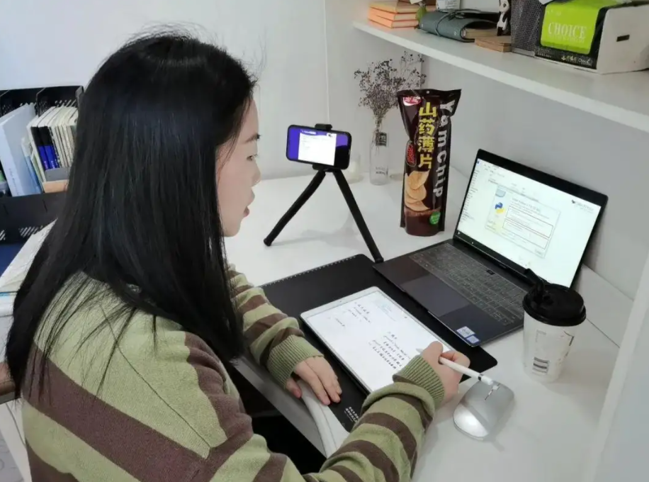 应届生|“上了三年网课谁敢要？”某企业直言今年不招应届生，为谁买单？