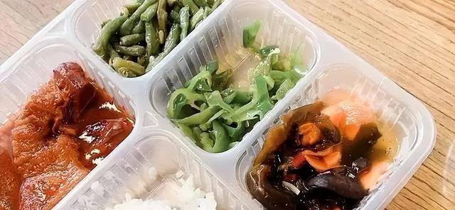 50岁袁立晒工作日常,坐2元公交吃普通饭盒,隐退后全身心搞慈善